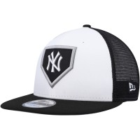 Бейсболка New York Yankees New Era White/Black 2022 Clubhouse Trucker 9FIFTY Snapback