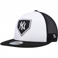 Бейсболка New York Yankees New Era 2022 Clubhouse Trucker 9FIFTY - White/Black