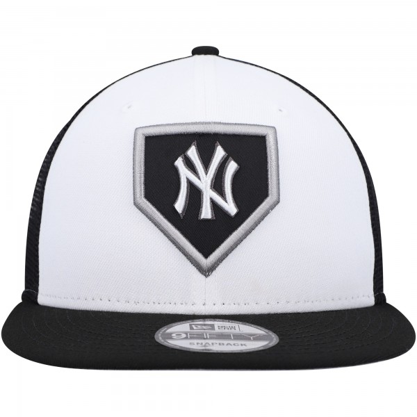 Бейсболка New York Yankees New Era 2022 Clubhouse Trucker 9FIFTY - White/Black