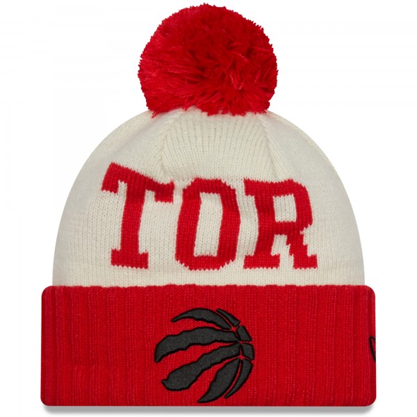 Шапка с помпоном Toronto Raptors New Era 2022 NBA Draft On The Court Cuffed Knit - Red/Cream