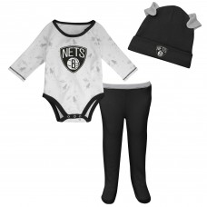Newborn & Малышам Brooklyn Nets White/Black Three-Piece Dream Team Long Sleeve Bodysuit, Cuffed Knit Hat & Footed Pants Set