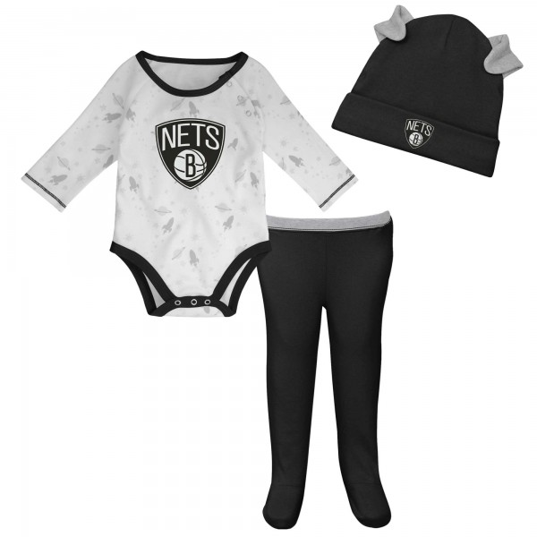 Newborn & Малышам Brooklyn Nets White/Black Three-Piece Dream Team Long Sleeve Bodysuit, Cuffed Knit Hat & Footed Pants Set