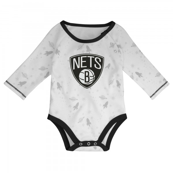 Newborn & Малышам Brooklyn Nets White/Black Three-Piece Dream Team Long Sleeve Bodysuit, Cuffed Knit Hat & Footed Pants Set