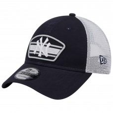 New York Yankees New Era Navy/White Logo Patch 9FORTY Trucker Snapback Hat