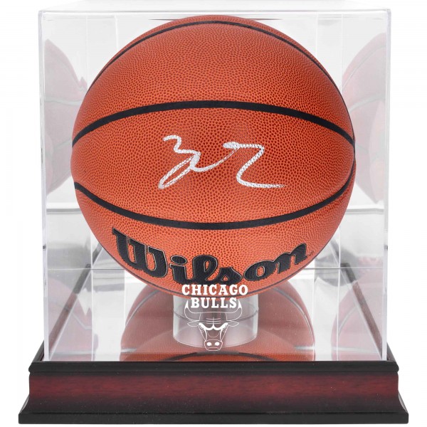 Мяч Autographed Chicago Bulls Lonzo Ball Authentic Wilson Replica with Mahogany Team Logo Display Case