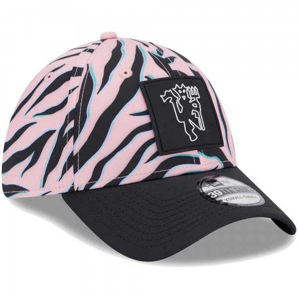 Бейсболка Manchester United New Era Zebra All Over Print 39THIRTY - Pink/Black