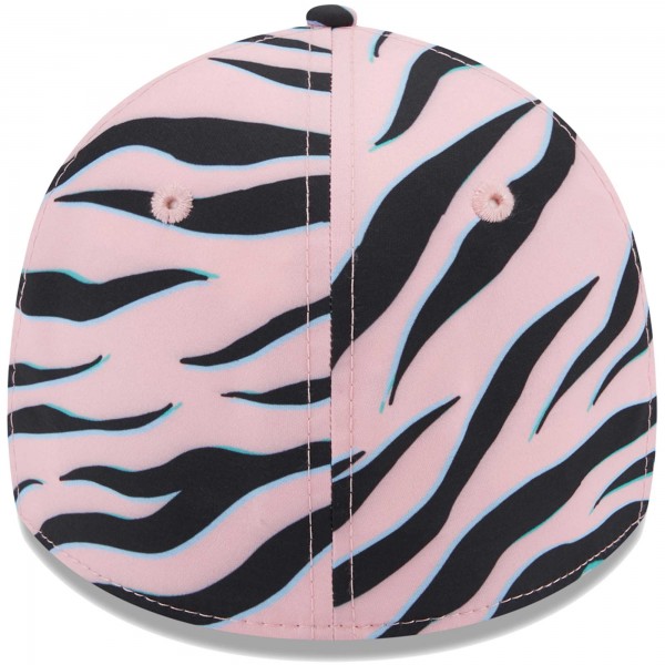 Бейсболка Manchester United New Era Zebra All Over Print 39THIRTY - Pink/Black