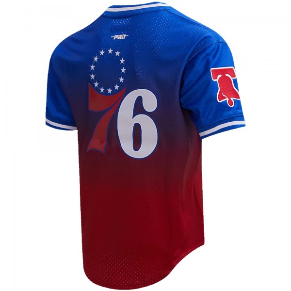 Именная футболка Tyrese Maxey Philadelphia 76ers Post Ombre - Royal/Red